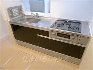 ヒルズＫ＆Ｍのキッチン|３口ガスコンロ・グリル付き