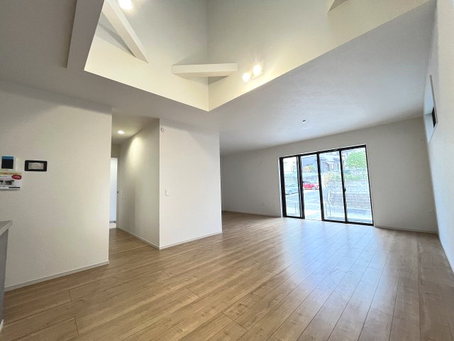 【居間・リビング】 | 福岡市東区香椎2丁目3期　1号棟（全2棟）【仲介手数料無料・0円】 | 施工例。施工例は完成時と異なる場合があります。