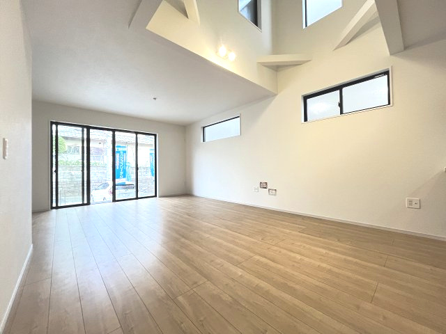 【居間・リビング】 | 福岡市東区香椎2丁目3期　1号棟（全2棟）【仲介手数料無料・0円】 | 施工例。施工例は完成時と異なる場合があります。