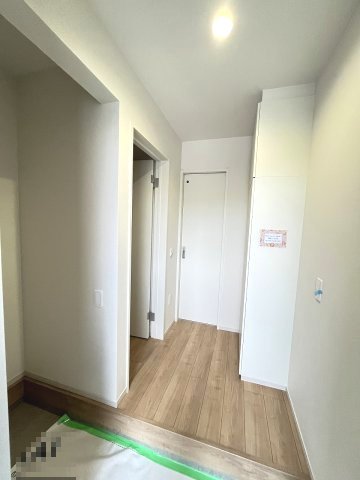 【玄関】 | 福岡市東区香椎2丁目3期　1号棟（全2棟）【仲介手数料無料・0円】 | 施工例。施工例は完成時と異なる場合があります。