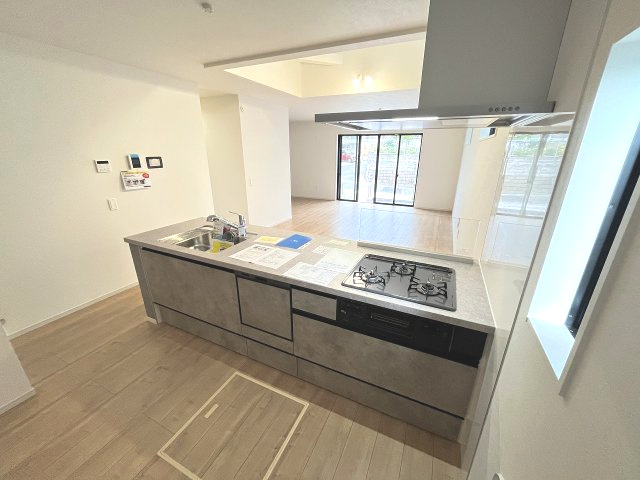 【キッチン】 | 福岡市東区香椎2丁目3期　1号棟（全2棟）【仲介手数料無料・0円】 | 施工例。施工例は完成時と異なる場合があります。