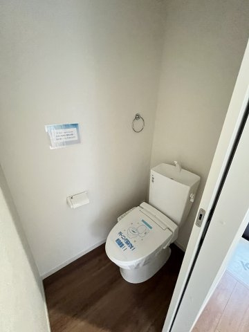 【トイレ】 | 福岡市東区香椎2丁目3期　2号棟（全2棟）【仲介手数料無料・0円】 | 施工例。1階のトイレです。施工例は完成時と異なる場合があります。