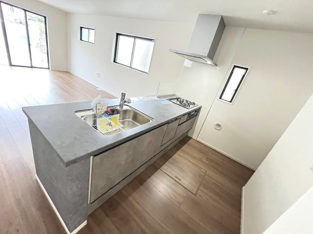 【キッチン】 | 福岡市東区香椎2丁目3期　2号棟（全2棟）【仲介手数料無料・0円】 | 施工例。施工例は完成時と異なる場合があります。
