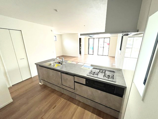 【キッチン】 | 福岡市東区香椎2丁目3期　2号棟（全2棟）【仲介手数料無料・0円】 | 施工例。施工例は完成時と異なる場合があります。