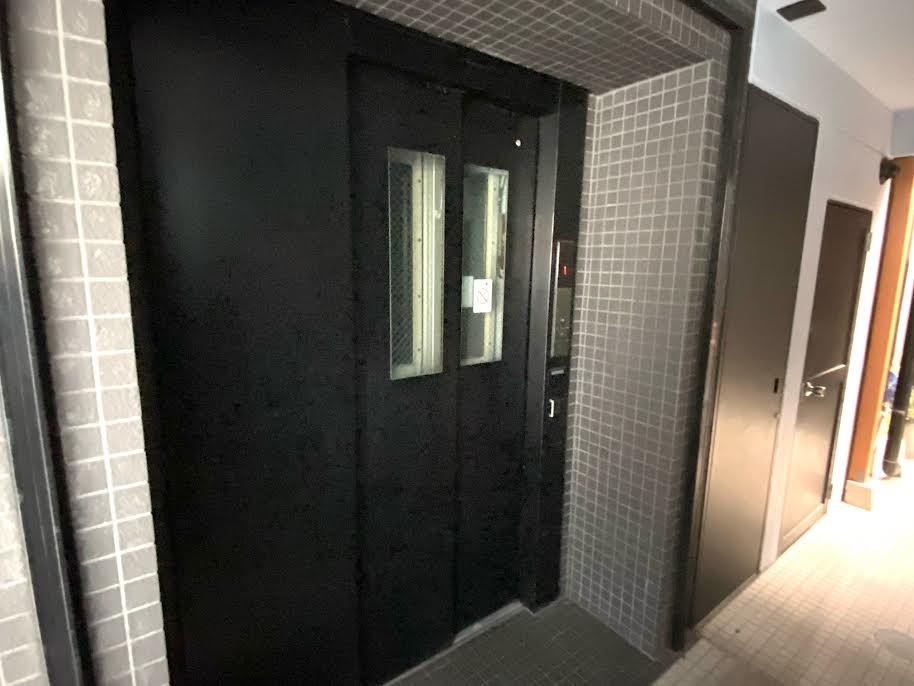 バースのエントランス