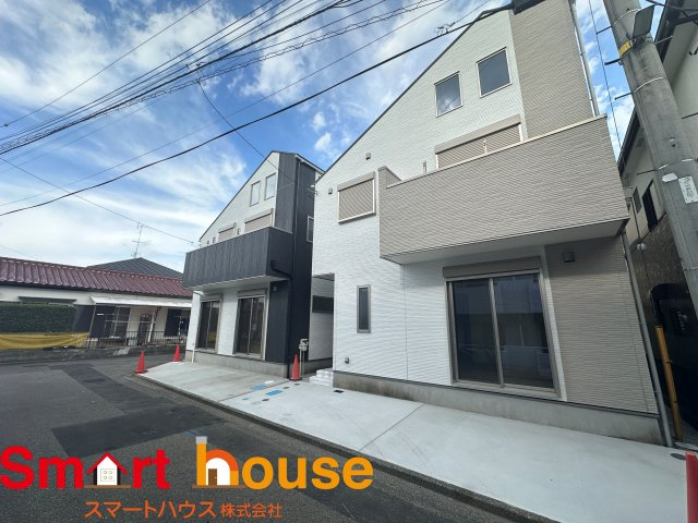 相模原市南区相武台3丁目　B号棟の前面道路含む現地写真|お住まいの前面道路が広いと駐車が楽になり、陽当たりも遮られないので明るく居心地の良いお家になります♪