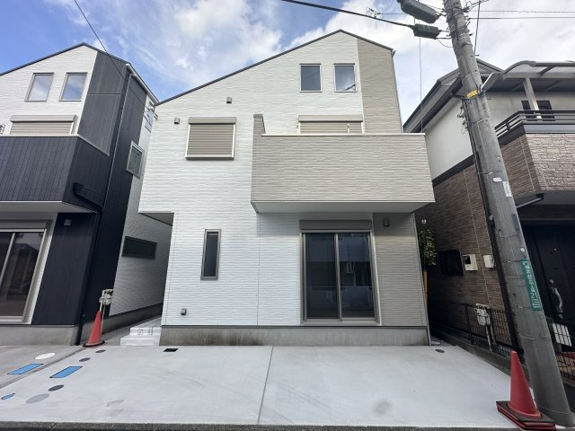 相模原市南区相武台3丁目　B号棟の外観|B号棟外観写真
外壁が周囲の街並みと青空に生えるお洒落な仕上がり！周囲には高い建物のないエリア。青い空が大きく感じますね。
