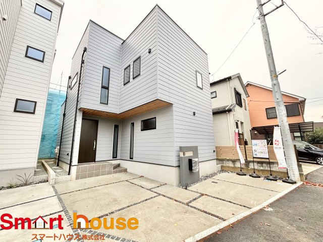 厚木市元町　新築全4棟の外観|外壁が周囲の街並みと青空に生えるお洒落な仕上がり！周囲には高い建物のないエリア。青い空が大きく感じますね。