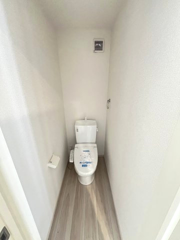 【トイレ】 | 福岡市中央区港3丁目1期　1号棟（全1棟）【仲介手数料無料・0円】 | 現地写真。1階のトイレです。