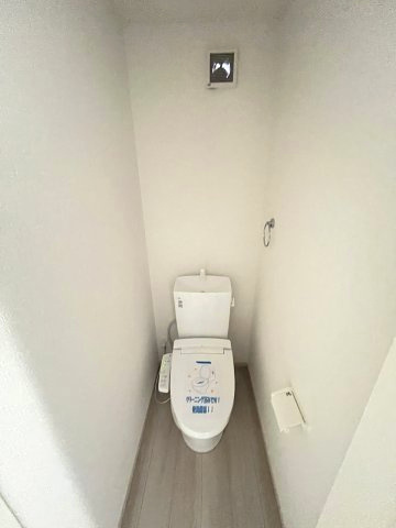 【トイレ】 | 福岡市中央区港3丁目1期　1号棟（全1棟）【仲介手数料無料・0円】 | 現地写真。2階にもトイレです。