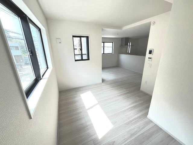 【居間・リビング】 | 福岡市中央区港3丁目1期　1号棟（全1棟）【仲介手数料無料・0円】 | 現地写真。