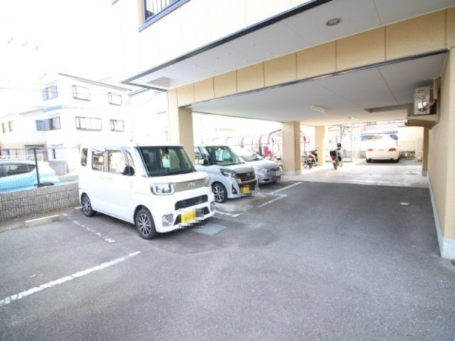 ルミエール泉の駐車場