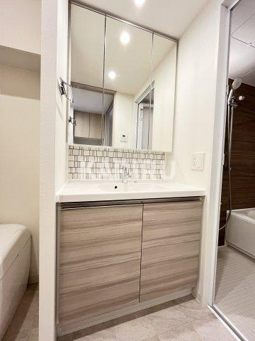 ザ・パークハビオ都島フロントの洗面所|同物件別部屋の写真です。