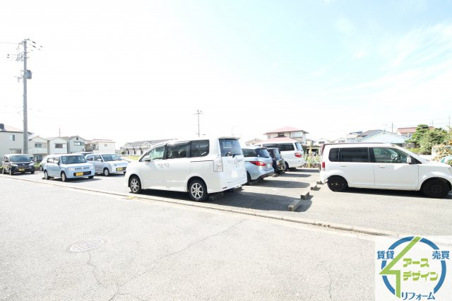 ホワイトビラの駐車場