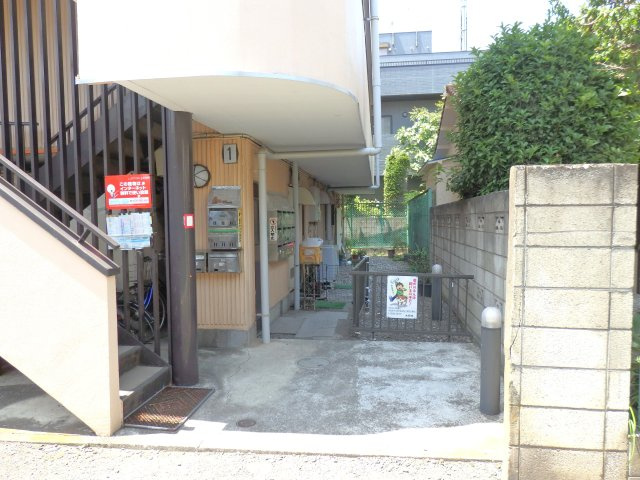 南林間FTマンションのエントランス