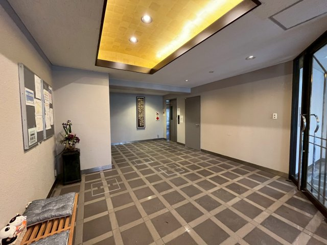 アンピール伏見桃山のエントランス