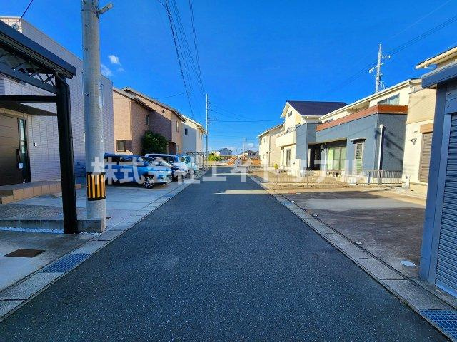 豊橋市三ツ相町　中古戸建の前面道路含む現地写真