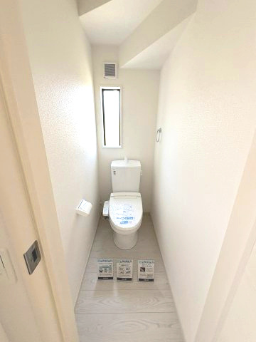 【トイレ】 | 福岡市南区長住7丁目1期　2号棟（全2棟）【仲介手数料無料・0円】 | 施工例。1階のトイレです。施工例は完成時と異なる場合があります。