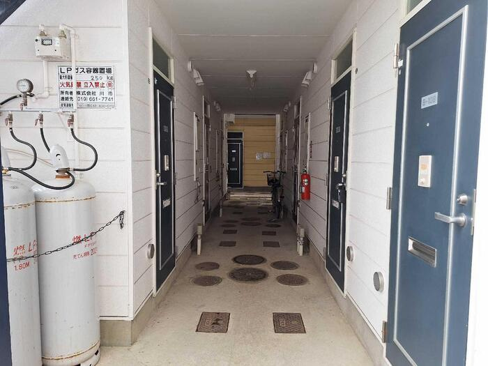 ホワイトコート前九年　Bのエントランス