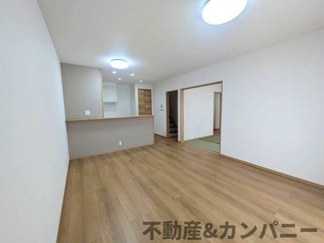 堀江町の新築のおうちNo.7　松山市堀江町新築戸建の居間・リビング|こちらのリビングで趣味の時間をお楽しみください
