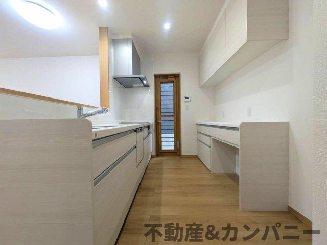 堀江町の新築のおうちNo.7　松山市堀江町新築戸建のキッチン|こちらの居間で趣味の時間をお楽しみください