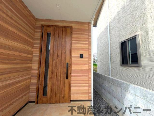 堀江町の新築のおうちNo.7　松山市堀江町新築戸建の玄関|毎日通る玄関はこちらです