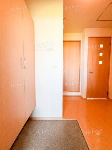 ブリエ B棟の玄関|シューズボックス付きの玄関です☆