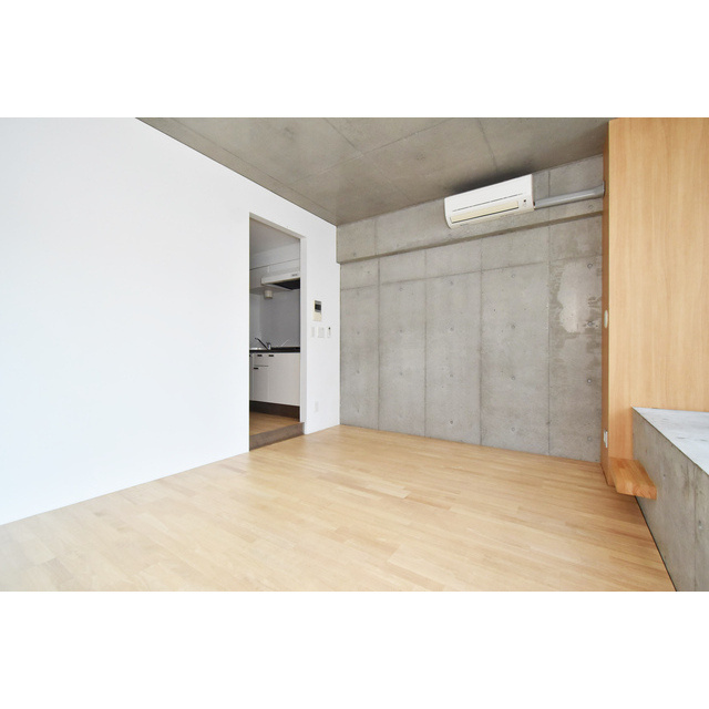 イーストヴィレッジ三宮の居間・リビング