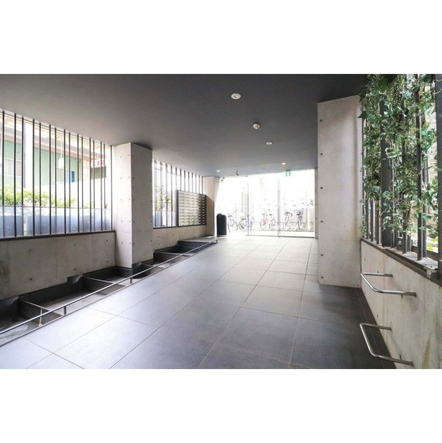 イーストヴィレッジ三宮の居間・リビング