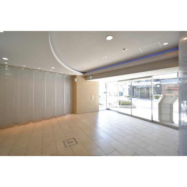 SERENiTE江坂四番館の居間・リビング