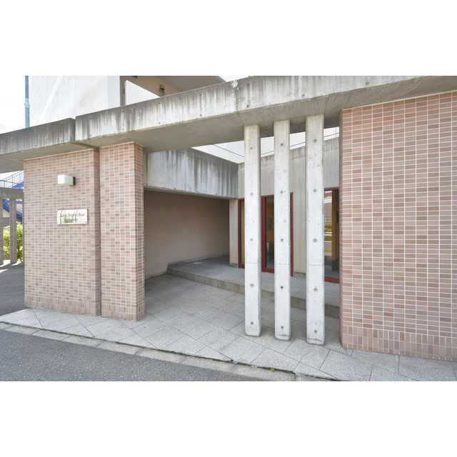 アーデン千里中央のエントランス