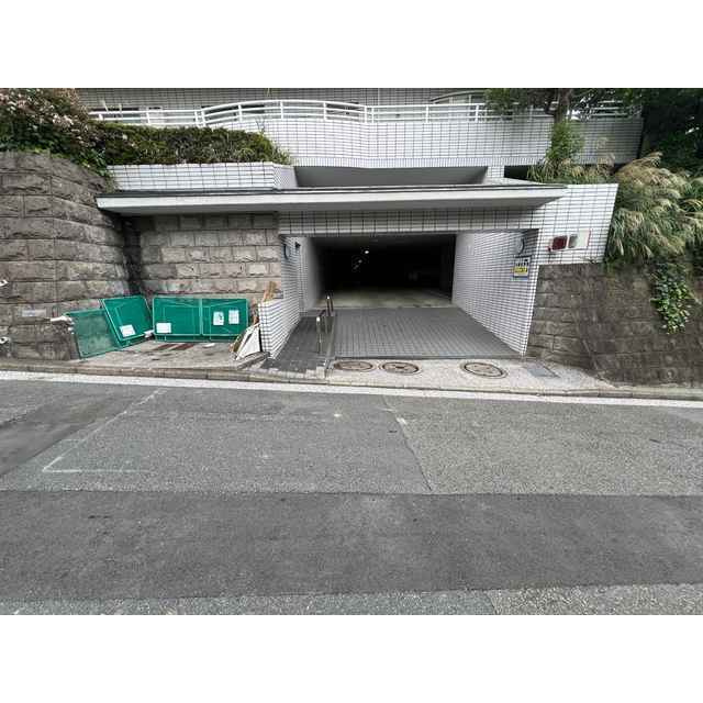 磯子台スカイマンション|ゴミ置場・駐車場出入口