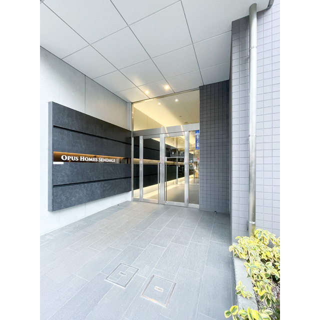 オーパスホームズ千駄木のエントランス