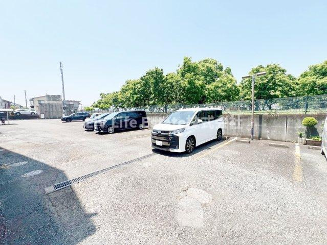 東村山市恩多町２丁目の賃貸マンションの駐車場