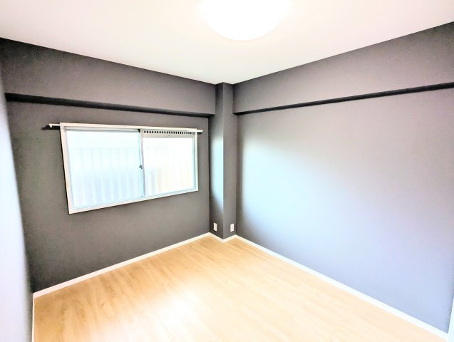 小豆沢パークファミリアA棟の子供部屋|廊下側洋室