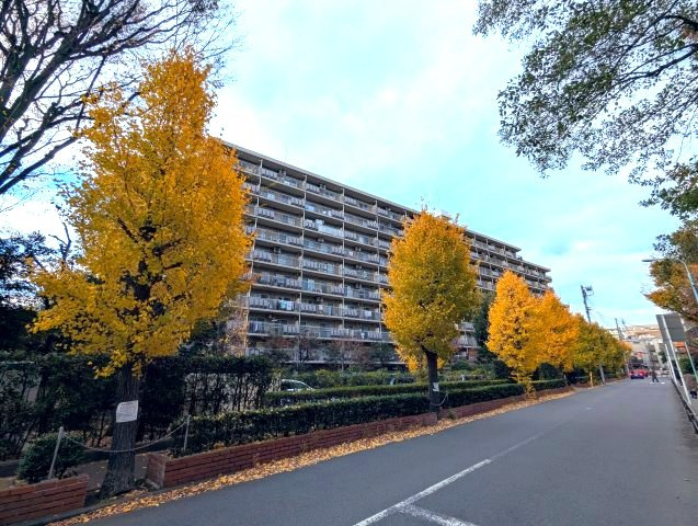 小豆沢パークファミリアA棟の外観|小豆沢公園対面の大規模コミュニティ
