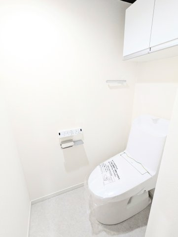 小豆沢パークファミリアA棟のトイレ|吊戸棚付きトイレ