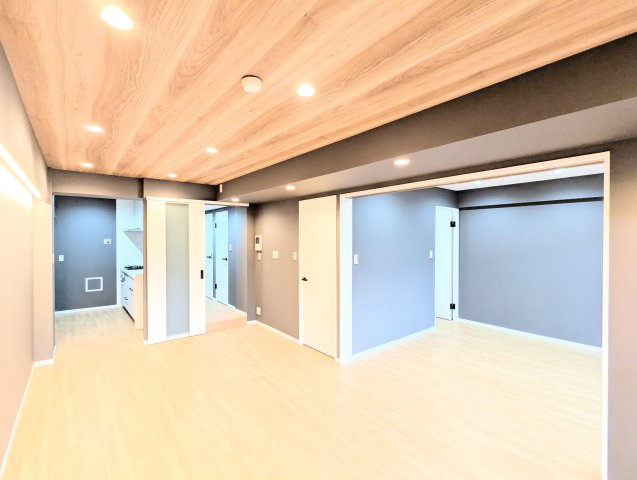 小豆沢パークファミリアA棟の居間・リビング|リビング横の洋室と合わせると約20帖の広々空間