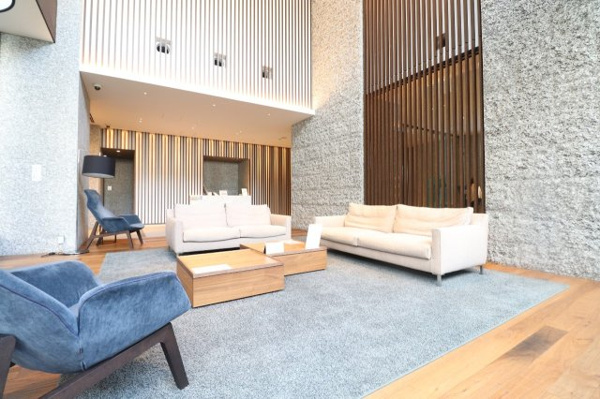 【ロビー】 | 【ラウンジ】選び抜かれたこだわりのインテリア。明るい色が、ガラスウォール越しの緑によく映えます。