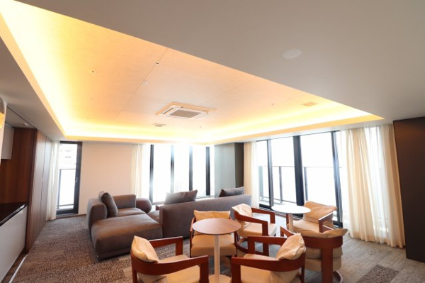 【ロビー】 | 【スカイラウンジ】ダイナミックな夜景を望む天空の安らぎ空間。パーティーの開催も可能です！