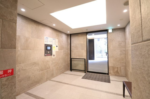 【エントランス】 | 【サブエントランス】エレベーターパーキングやペット足洗い場へスムーズに行ける、便利なサブエントランス！