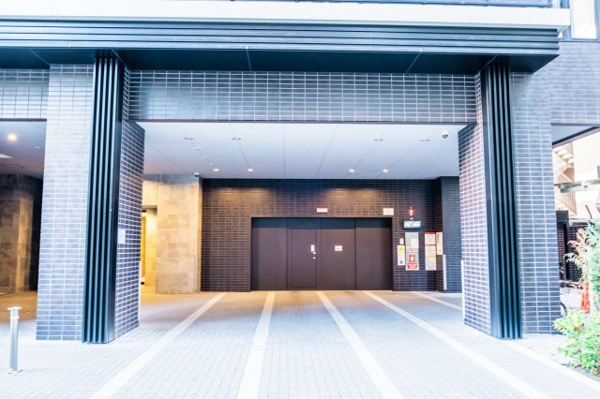 【駐車場】 | 【敷地内駐車場】きちんと整備されたきれいな駐車場です！全部で80台を駐車可能！