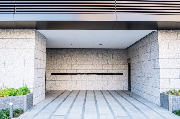  | 【エントランス外観】その奥に広がる静穏が滲みでる、フォーマルな門構え。石を基調とした豊かな質感。