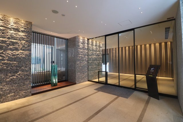 【エントランス】 | 【風除室】結界性に配慮した迎賓空間です。もちろんオートロック！強固なセキュリティで安心！