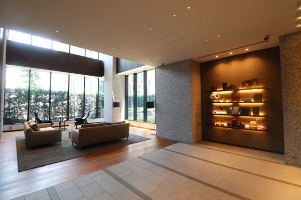 【エントランス】 | 【エントランスホール】自然素材の温かみある内装です。ライトアップされた飾り棚が印象的！