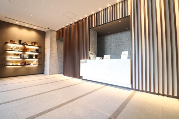 【エントランス】 | 【コンシェルジュカウンター】快適なタワーライフを支えるパートナーとして、きめ細やかなサービスを提供。