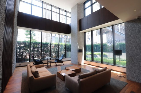 【ロビー】 | 【ラウンジ】天井にまで届くガラスウォールで光彩に満ちる。天井高約6.5ｍ。吹き抜けの伸びやかな空間！