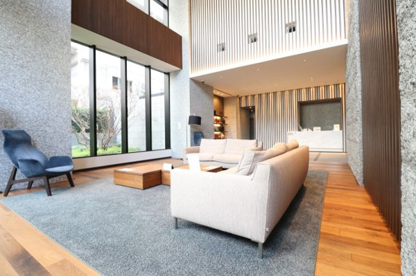 【ロビー】 | 【ラウンジ】ゆったりとしたソファに座ってのご歓談はもちろん、お待ち合わせなど、様々なライフシーンに。