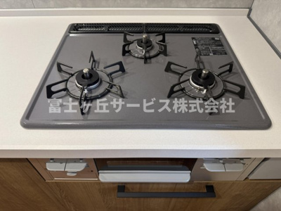 【その他】 | 静岡市駿河区中島 22期 新築一戸建て 4号棟 | 3口コンロがあります