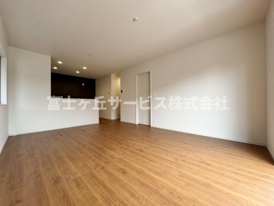【居間・リビング】 | 静岡市駿河区中島 22期 新築一戸建て 4号棟 | リビングダイニングです